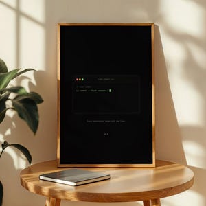 Puede incluir: Una impresi&oacute;n rectangular enmarcada con fondo negro que presenta un gr&aacute;fico de ventana de terminal. El texto dice "git commit -m "Start somewhere."" en verde, con "Every masterpiece began with one line." y "v1.0" en blanco.