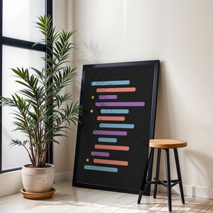 Peut inclure: Une impression encadr&eacute;e noire avec un motif abstrait color&eacute; de lignes horizontales dans des tons de bleu, violet et orange sur un fond noir.