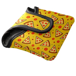 Könnte beinhalten: Eine gelbe Golfschlägerhaube mit einem sich wiederholenden Muster aus Pizzastücken und roten Tomatenkreisen. Die Haube hat eine schwarze Ledereinfassung und ein schwarzes Innenfutter.