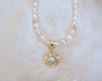 Collar de perlas barroco francés con colgante floral de oro / Vintage, elegante, romántico, regalo /