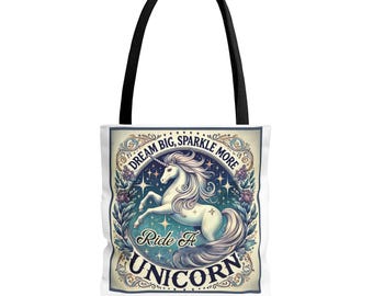 Puede incluir: Una bolsa de tela blanca con una ilustración de estilo vintage de un unicornio sobre un fondo azul, verde y dorado. El texto en la bolsa dice "Dream Big, Sparkle More, Ride A Unicorn".
