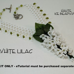Può includere: Kit di collana di perline di lillà bianco con foglie verdi. HAUTE ICE BEADWORK. SOLO KIT - Il tutorial elettronico deve essere acquistato separatamente.