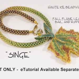 Op de afbeelding: Een kit voor een kralenketting en een blaadjeshanger, met een gradiënt van groene, gouden en bruine kralen. De kit heet "Sing" en is voor een Fall Flame Leaf, Bail and Rope project. De tekst "HAUTE ICE BEADWORK" is ook zichtbaar op de afbeelding.