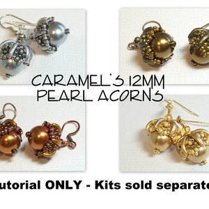 Puede incluir: Cuatro pares de pendientes con bellotas de perla de 12 mm. Los pendientes están hechos con cuentas de plata, oro y cobre. El texto "CARAMEL'S 12MM PEARL ACORNS" se muestra en el centro de la imagen. El texto "eTutorial ONLY - Kits sold separately" se muestra en la parte inferior de la imagen.