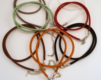 Un collar de cordón cubierto de satén de 3-4 mm de 18" - 20" con cierre de pinza de langosta y cadena