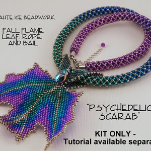 Op de afbeelding: Een kralenkettingset met een veelkleurige bladerenhanger met een scarabee-bedel. De ketting is gemaakt met iriserende kralen in tinten paars, blauw en groen. De set bevat de kralen, draad en instructies. "Fall Flame Leaf, Rope, and Bail" en "Psychedelic Scarab" staan op de afbeelding. "Kit Only - Tutorial available separately."