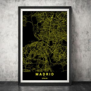 Minimalistische Karte von Madrid in Gelb auf schwarzem Hintergrund | Kartenposter | Sofortiger Download