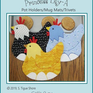 Peut inclure: Trois dessous-de-plat matelassés en forme de poulet, en noir, bleu et jaune avec des accents blancs. Les dessous-de-plat sont sur une surface en bois. Le texte "Princess Lay-A Pot Holders/Mug Mats/Trivets" est en haut de l'image. Le texte "2019, S. Tigue Shore Susie C Shore Designs A Division Of Tigue Productions, Inc." est en bas de l'image.