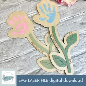 Archivo digital SVG de flor con huella de mano para el Día de la Madre, archivos GLOWFORGE compatibles con láser