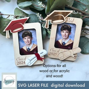 Puede incluir: Dos marcos de fotos de graduación de madera, uno con birrete rojo y otro con birrete de madera. Cada marco contiene una foto de un graduado e incluye el texto "Class of 2024" y "Class of 2025". Los marcos también presentan un diseño de diploma.