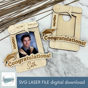 Marco de fotos de tamaño billetera de varios años de graduación grabado Archivo digital SVG Archivos GLOWFORGE Listo para láser