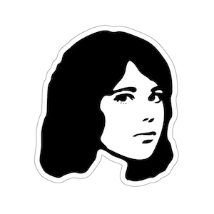 Peut inclure: Autocollant noir et blanc représentant une illustration stylisée d'un visage de femme. La femme a les cheveux foncés et regarde légèrement sur le côté. L'image est un design graphique simple.
