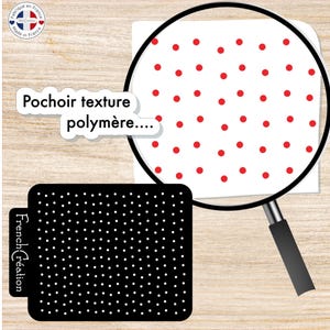 Peut inclure: Un pochoir noir à pois blancs et le texte "French Création" est affiché à côté d'une vue agrandie d'une surface blanche à pois rouges. Le texte "Pochoir texture polymère" est également visible.