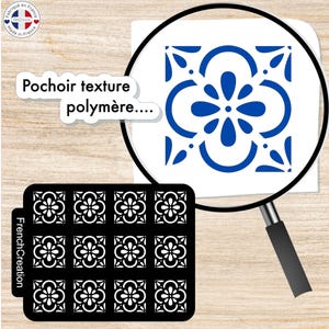 Może przedstawiać: Arkusz szablonu z 12 powtarzającymi się wzorami w postaci niebiesko-białych płytek. Szablon wykonany jest z trwałego materiału polimerowego. W obrazie widoczny jest tekst "Pochoir texture polymère..."