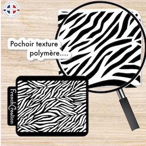 Peut inclure: Un pochoir à motif zébré noir et blanc est grossi par une loupe. Le pochoir est rectangulaire avec des coins arrondis. Le texte "Pochoir texture polymère...." est au-dessus du pochoir. Le texte "French Creation" est sur le côté. Fabriqué en France.