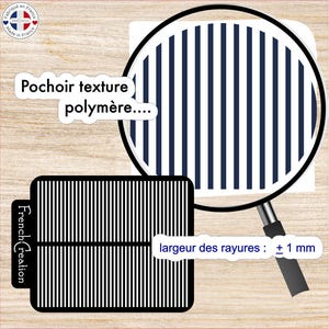 Peut inclure: Un pochoir avec des rayures verticales noires et blanches, et une loupe montrant un gros plan des rayures. Le texte "Pochoir texture polymère" et "French Creation" sont visibles. La largeur des rayures est d'environ 1 mm.