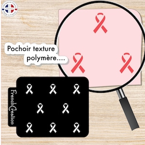Puede incluir: Un esténcil negro con gráficos de lazo blanco y el texto "French Creation" se muestra junto a un fondo rosa con gráficos de lazo rojo. Una lupa está enfocada en el fondo rosa. También está presente el texto "Pochoir texture polymère...".