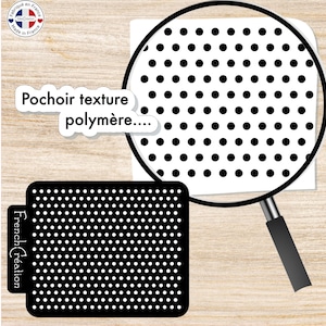 Peut inclure: Un pochoir à pois noir et blanc pour l'artisanat. Le pochoir est fabriqué dans un matériau polymère durable et est réutilisable. Le pochoir est présenté dans une loupe, mettant en évidence le détail des pois.