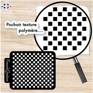 Peut inclure: Un pochoir noir et blanc à carreaux avec le texte "French Creation" sur le côté. L'image comprend également une loupe focalisée sur le motif à carreaux et le texte "Pochoir texture polymère...." sur fond blanc.