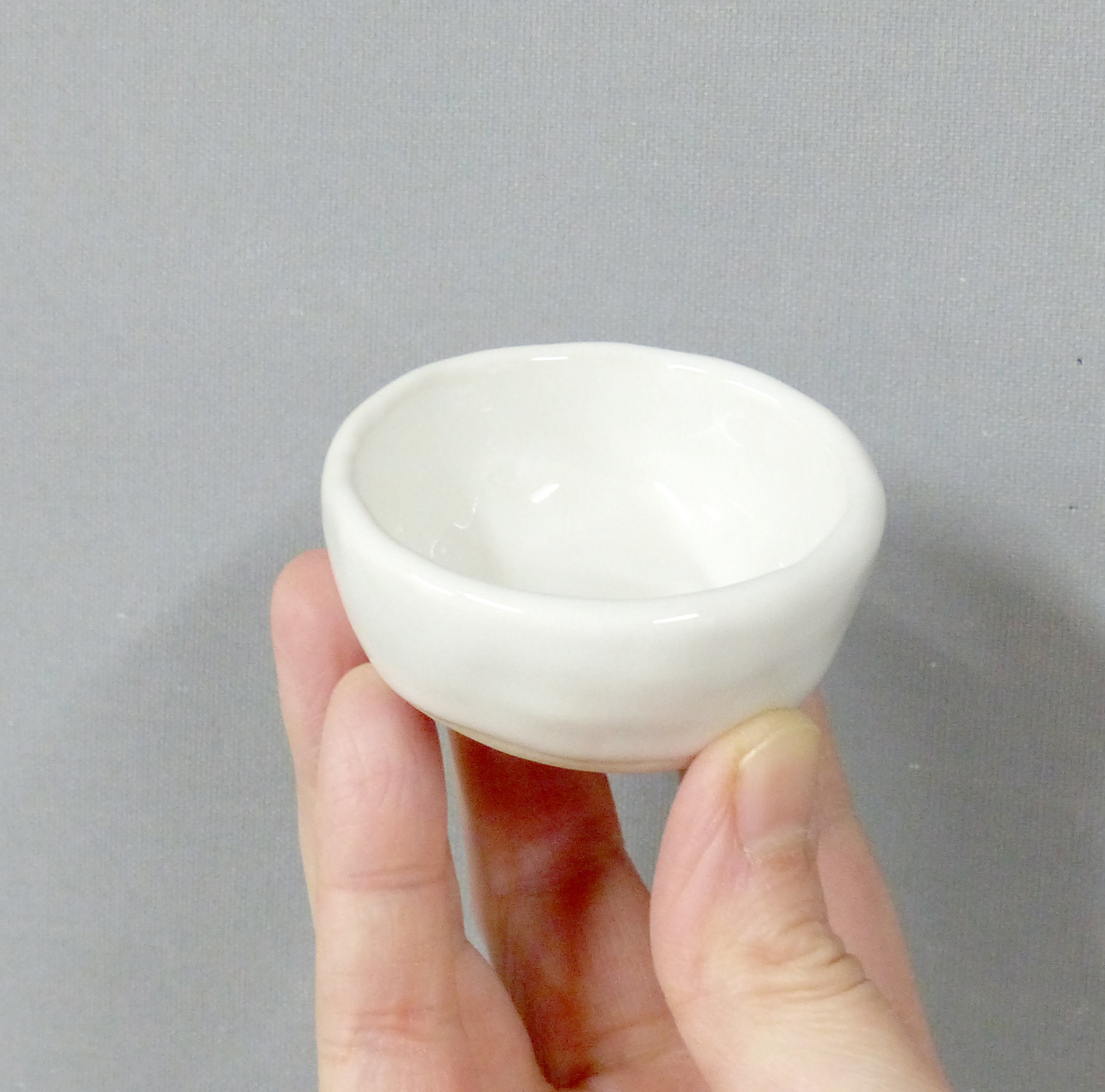 Mini Individual Salzstreuer: winziges Pinch Pot aus Keramik in glänzendem Weiß
