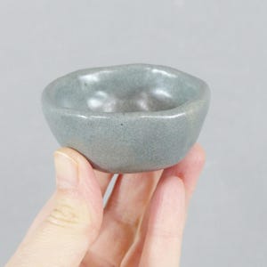 Mini salero individual: pequeño cuenco de cerámica en gris mate.