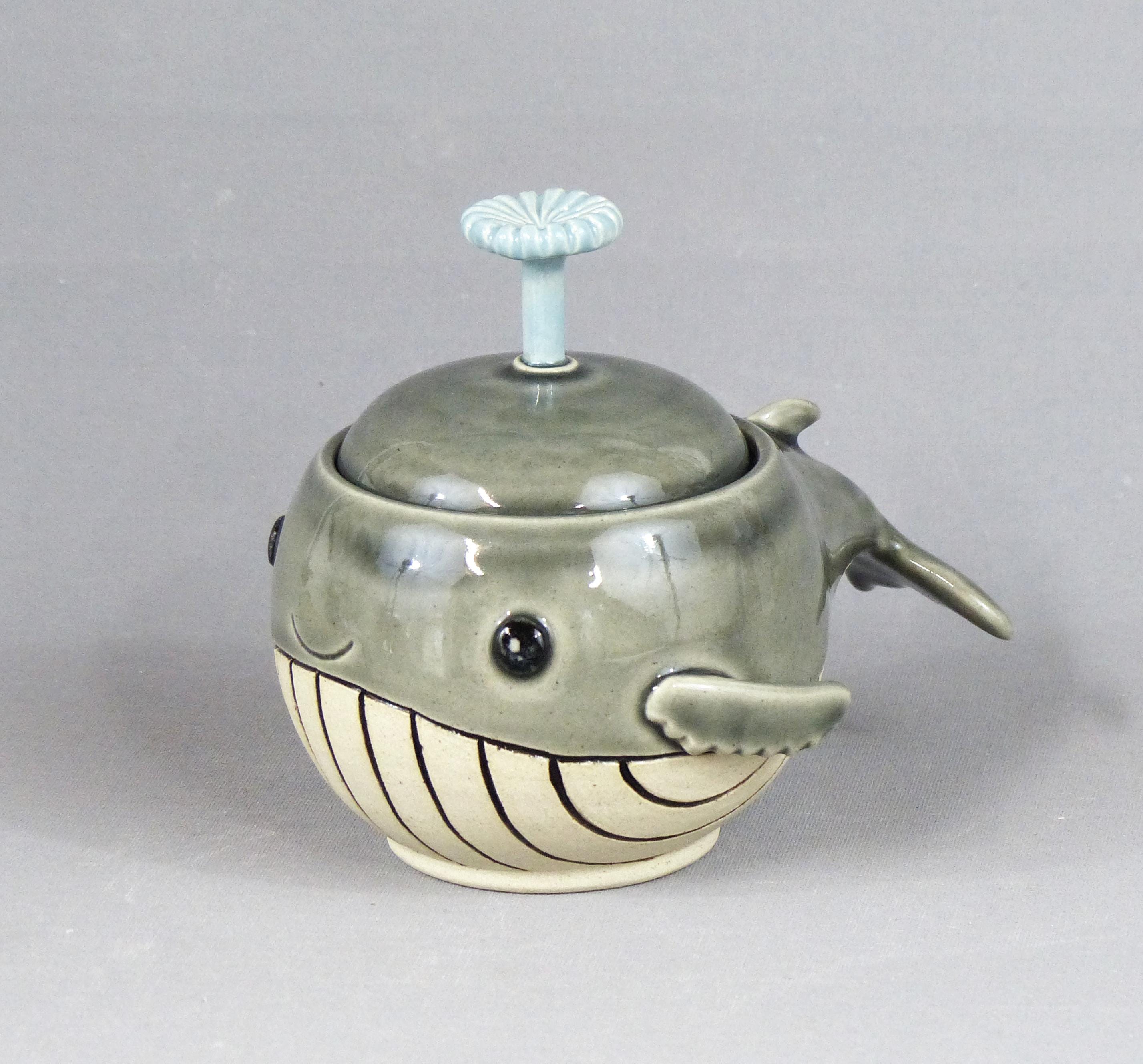 クジラの陶器製蓋付き置物 手作り陶器製クジラ型シュガーボウル：石器製蓋付き瓶 - Etsy 日本