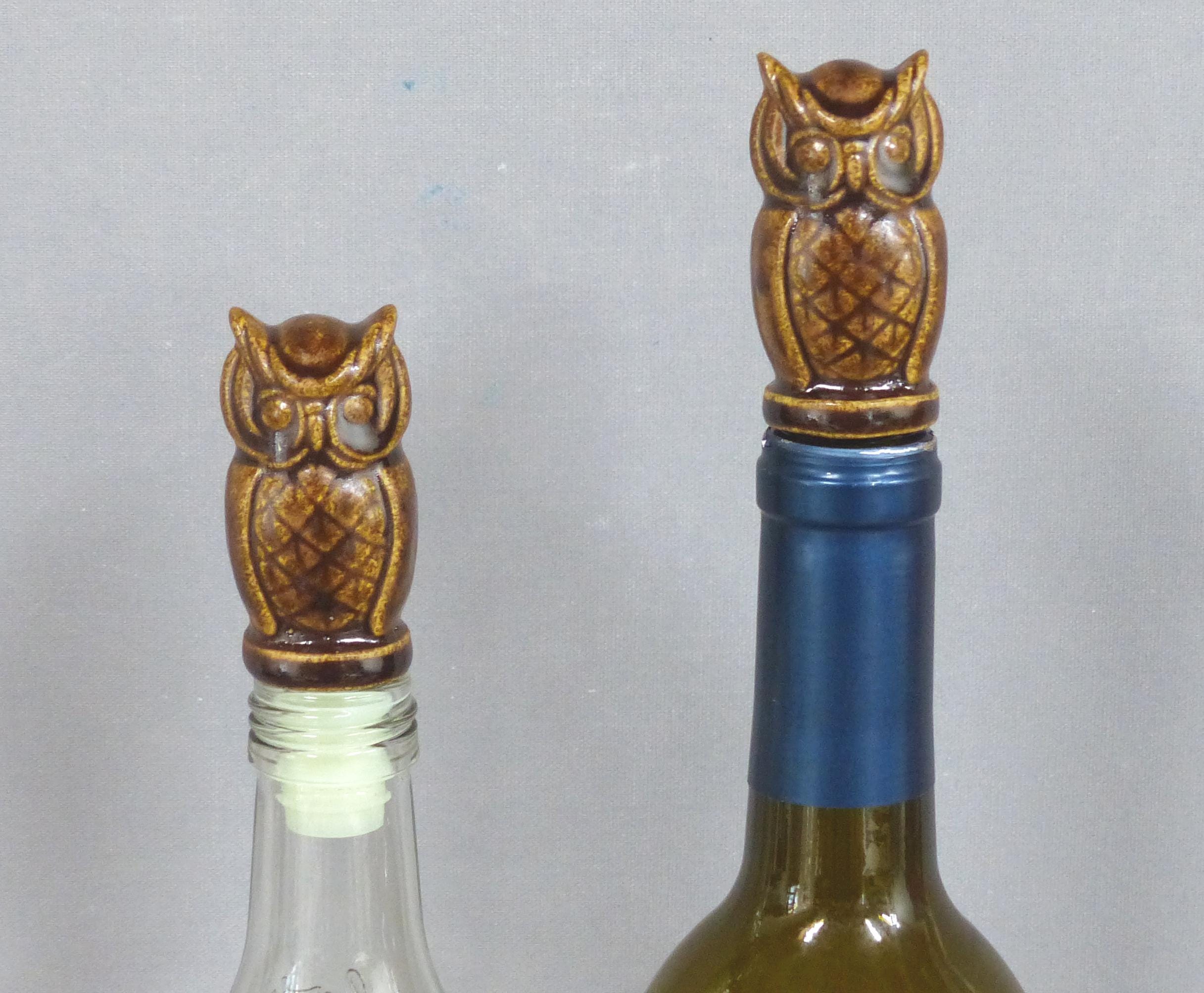 レトロなフクロウの陶器ボトルストッパー：手作りの陶器とシリコンの 