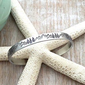 Pulsera con escena de cordillera y árboles - Brazalete de aluminio plateado estampado a mano - Brazalete delgado apilable de 1/4 de pulgada - Regalo de cumpleaños