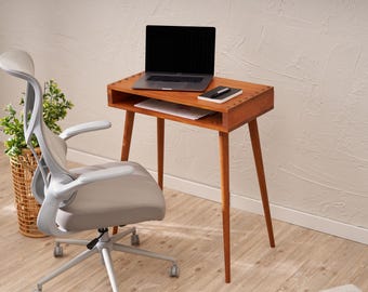 Minimalistischer Schreibtisch aus Kiefernholz: Kleiner Laptop-Tisch mit Aufbewahrung