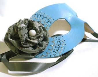 Leather mask with rosette and glitter accents