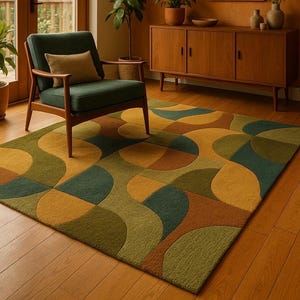 Può includere: Un tappeto rettangolare caratterizzato da un motivo geometrico ripetitivo di cerchi e onde sovrapposte in tonalità verde oliva, giallo senape e arancione terracotta, con una superficie a pelo strutturato che copre il pavimento in legno.