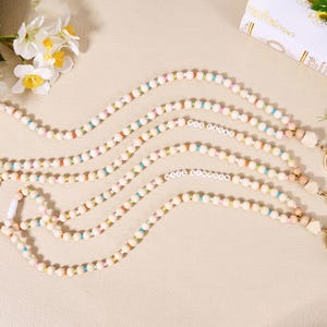 Tour de cou personnalisé pour professeur, cordon de professeur arc-en-ciel personnalisé en perles, tour de nom en bois avec perles, idée cadeau professeur, tour de cou bohème pour elle