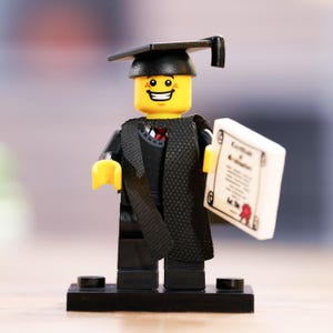 graduierte Minifigur, Abschluss-Ziegelsteine, Klasse von 2025-Abschluss-Geschenke für Ihn, College-Abschluss-Graduierten-Geschenk für Sie, Ziegelfiguren für Schützlinge
