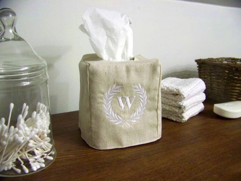 Couverture de Boîte Tissu Couronne Laurier -Brodé - Monogramme Couverture Cadeau Personnalisé d'hôte