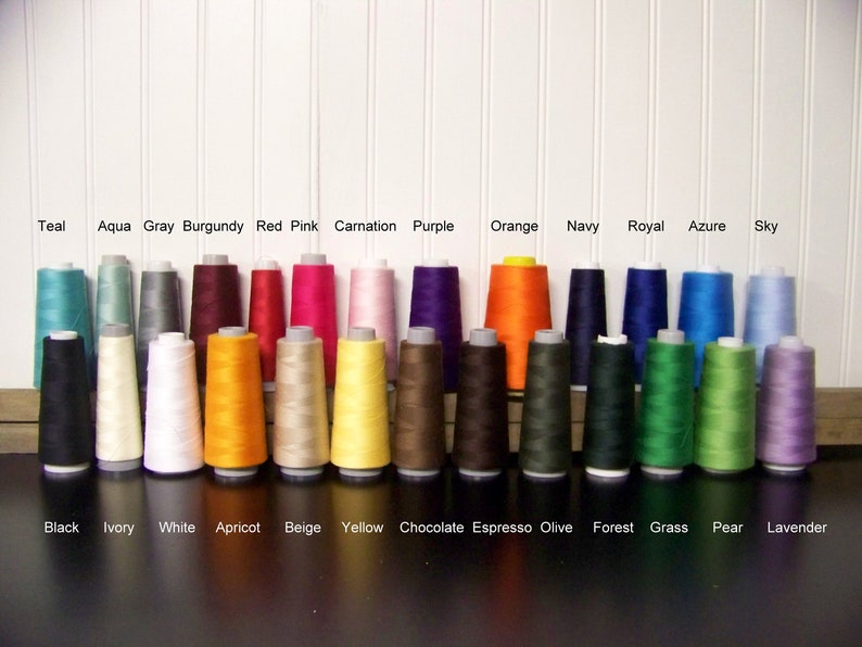 K&ouml;nnte beinhalten: Eine Sammlung von 24 Garnrollen in verschiedenen Farben, darunter Teal, Aqua, Grau, Burgunder, Rot, Pink, Nelke, Lila, Orange, Marine, Royal, Azur, Himmelblau, Schwarz, Elfenbein, Wei&szlig;, Aprikose, Beige, Gelb, Schokolade, Espresso, Oliv, Wald, Gras, Birne und Lavendel.