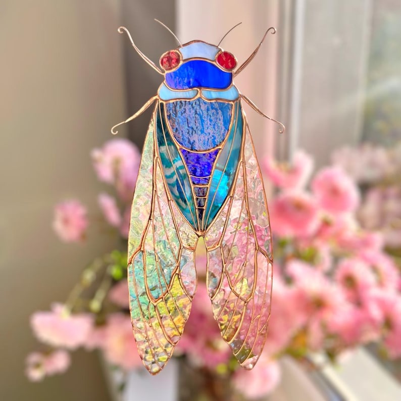 A cicada that feels light and airy, with wings that change colors in the light, symbolizing transformation and renewal – an ideal gift for spiritual milestones.