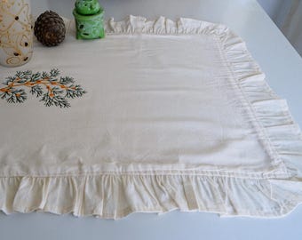 Bestickter Stonewashed Leinen Tischläufer: Rüschen Dekor