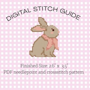 以下が含まれることがあります： ピンクのチェック柄の背景に、ピンクのリボンが付いたピクセル化されたウサギが描かれたデジタルステッチガイド。完成サイズは6.6cm x 8.9cm。テキストはPDFのニードルポイントとクロスステッチパターンを示しています。