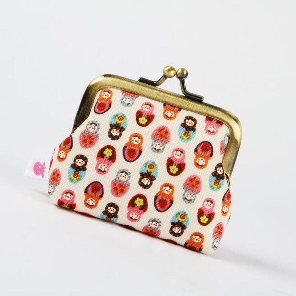 Deep mum - Chibi matryoshkas on cream - metal frame purse