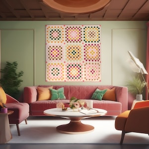 Peut inclure: Un salon avec un canapé en velours rose, deux fauteuils, une table basse et une courtepointe colorée accrochée au mur. La courtepointe est composée de neuf carrés, chacun avec un motif différent de rose, vert et marron.