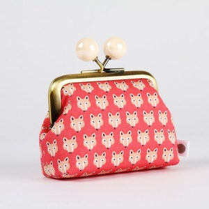 Metal frame coin purse with color bobbles - Tiny fox faces in pink - Color mum / Kisslock fabric wallet / Beige pink dark purple