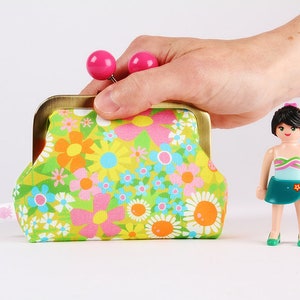 Metal frame coin purse with color bobble Vintage floral Color dad / Lysa Flower / kisslock fabric wallet / Neon green pink orange blue image 7