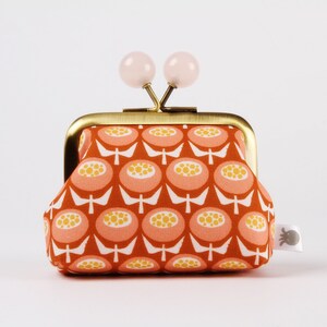Metal frame coin purse with color bobbles - Buttercup in brick - Color mum / Loes van Oosten / red flowers / kiss lock wallet