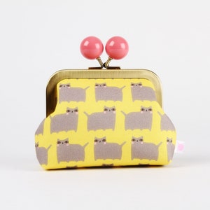 Metal frame coin purse with color bobble - Suzy's cats on yellow - Color dad / Kisslock pouch / Clasp wallet / Change purse / Suzy Ultman
