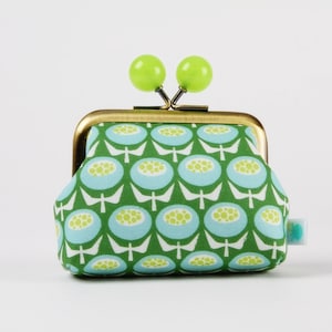 Metal frame coin purse with color bobbles - Buttercup in blue - Color mum / Loes van Oosten / kiss lock wallet