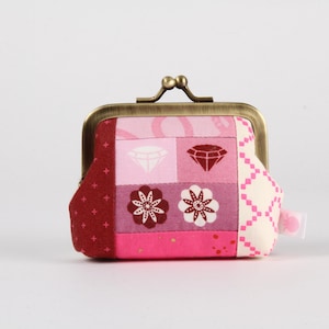 Small metal frame change purse - Diamonds and flowers in pink - Mum / Patchwork selvages / One of a kind kisslock fabric wallet