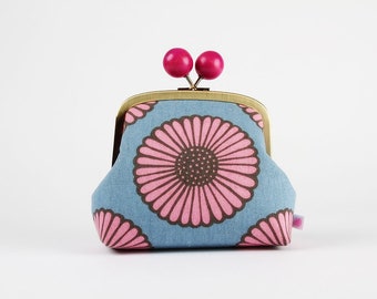 Metal frame clutch bag - African daisy canvas in sky - Color wooden bobble purse /  Kisslock cosmetic case / blue pink flower