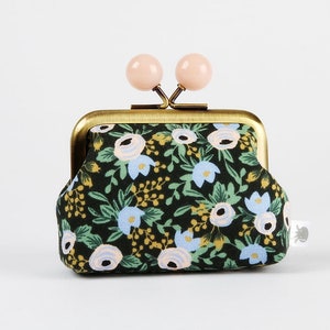 Metal frame coin purse with color bobbles - Rosa black - Color mum / Kisslock fabric wallet / Rifle Paper / pink blue roses