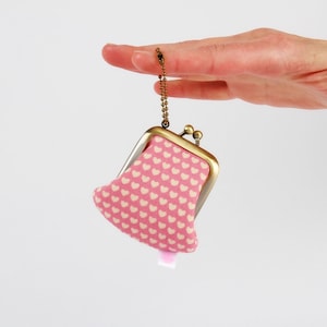 Mini porte-clé rétro à fermoir métallique - Petits coeurs sur fond rose - Cutie purse / Mini trousse bijou de sac
