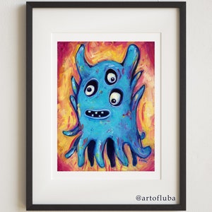 Puede incluir: Un monstruo azul con cuatro ojos y una amplia sonrisa, pintado en un estilo colorido con acentos amarillos, naranjas y rosas. El monstruo tiene un cuerpo largo y delgado y ocho tentáculos. La obra de arte está firmada en la esquina inferior derecha con el nombre del artista.
